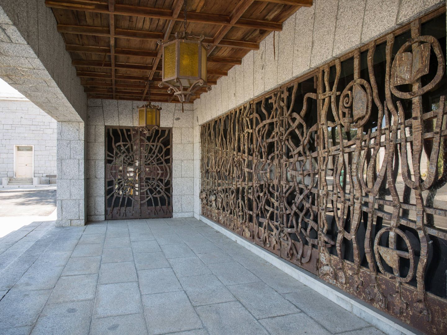 Entrada al panteón de la familia Franco. De frente, la puerta que da acceso a la cripta. (D. B.)