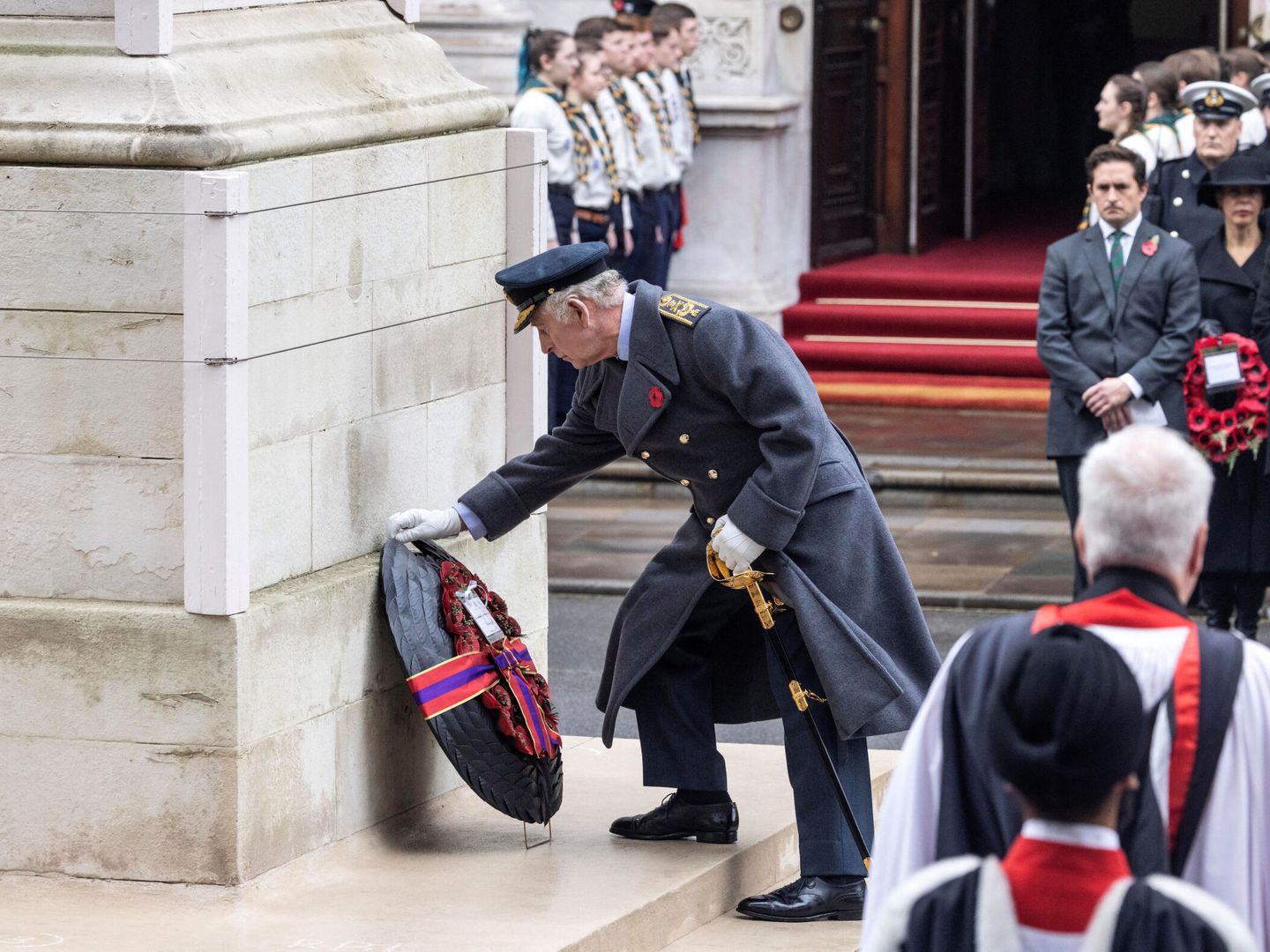 El rey deposita su ofrenda a los pies del Cenotafio. (Reuters)