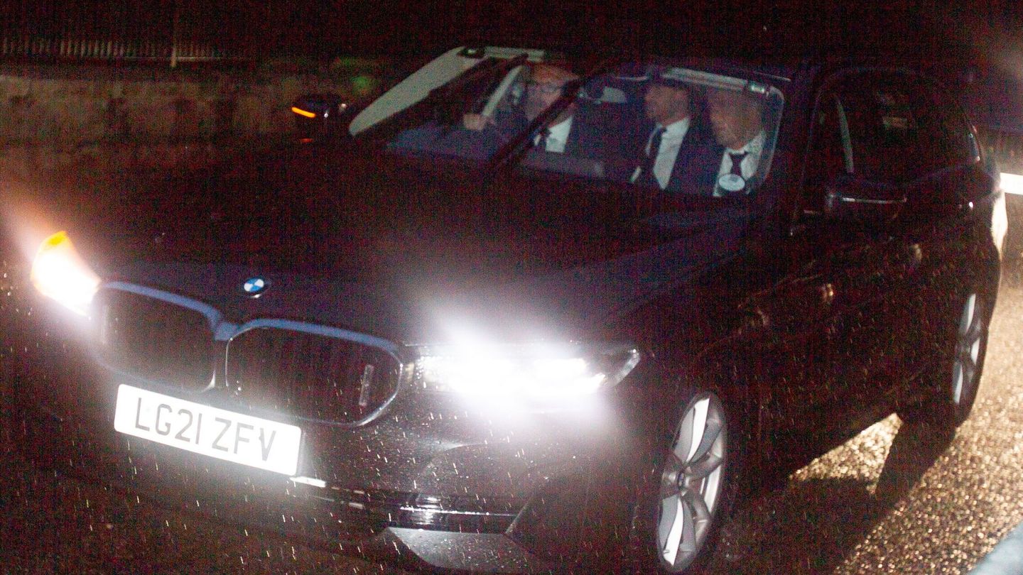 El coche que lleva al príncipe Harry llega a Balmoral. (EFE)