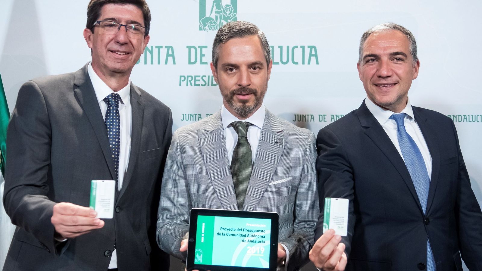 Foto: El consejero de Hacienda, Juan Bravo; el vicepresidente andaluz, Juan Marín; y el consejero de Presidencia, Elias Bendodo, presentando los Presupuestos. (EFE)