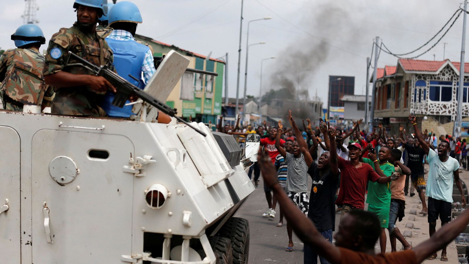 Foto: anifestantes cantan eslóganes contra el presidente Kabila frente a varios Cascos Azules en Kinshasa, el 20 de diciembre de 2016 (Reuters)