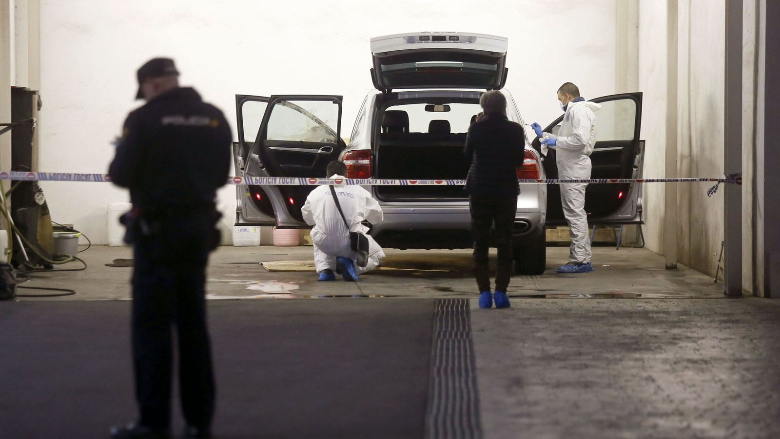 Foto: La Policía Científica registra el vehículo en el que la viuda del expresidente de la extinta Caja de Ahorros del Mediterráneo (CAM) Vicente Sala fue hallada muerta. (EFE)