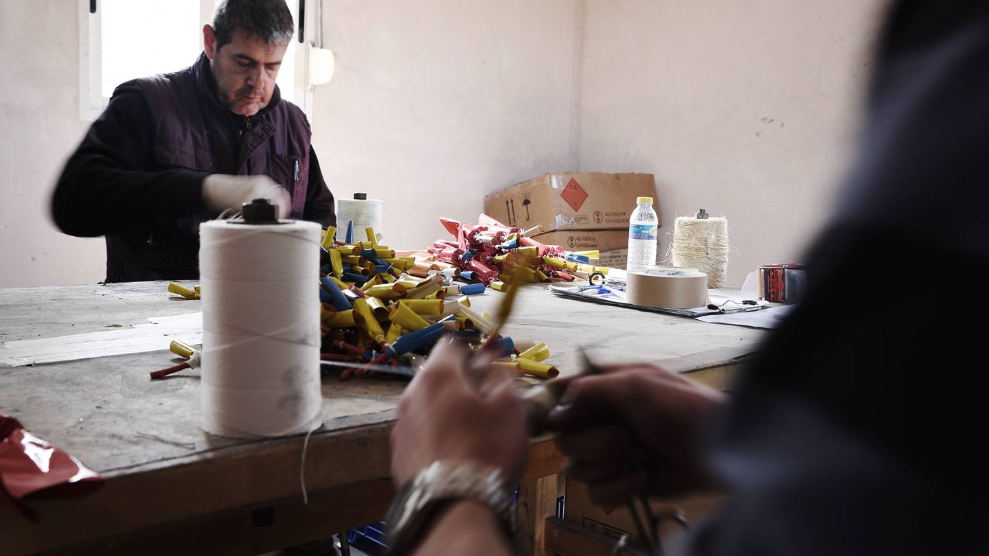La preparación de los productos pirotécnicos es aún una actividad totalmente artesanal en Peñarroja