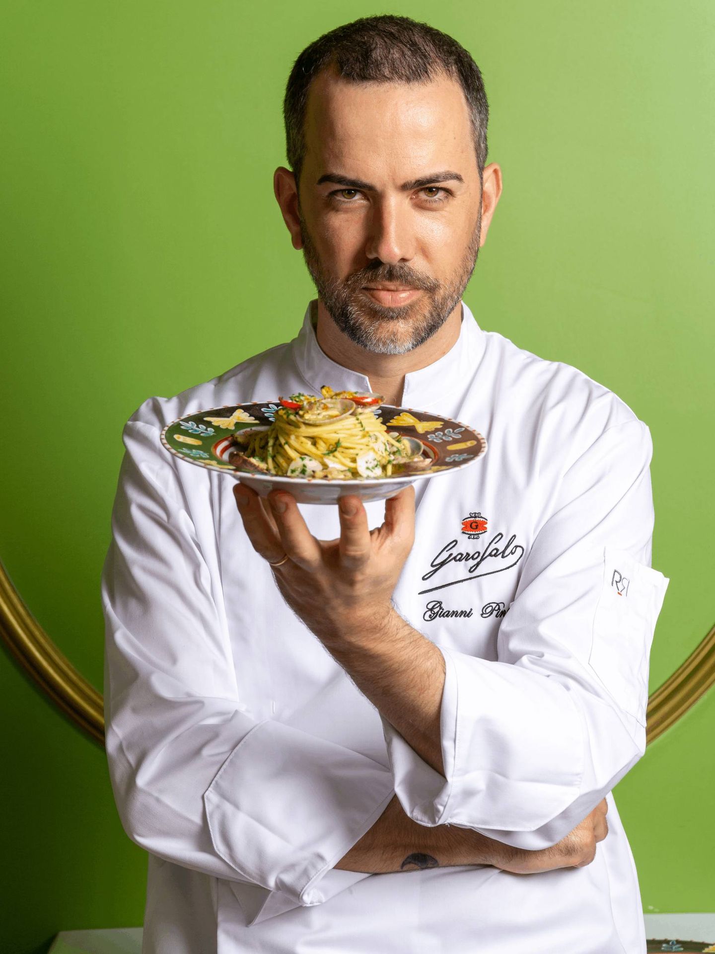 El chef italiano Gianni Pinto con su receta de 'spaghetti con almejas y bottarga'. (Cortesía)