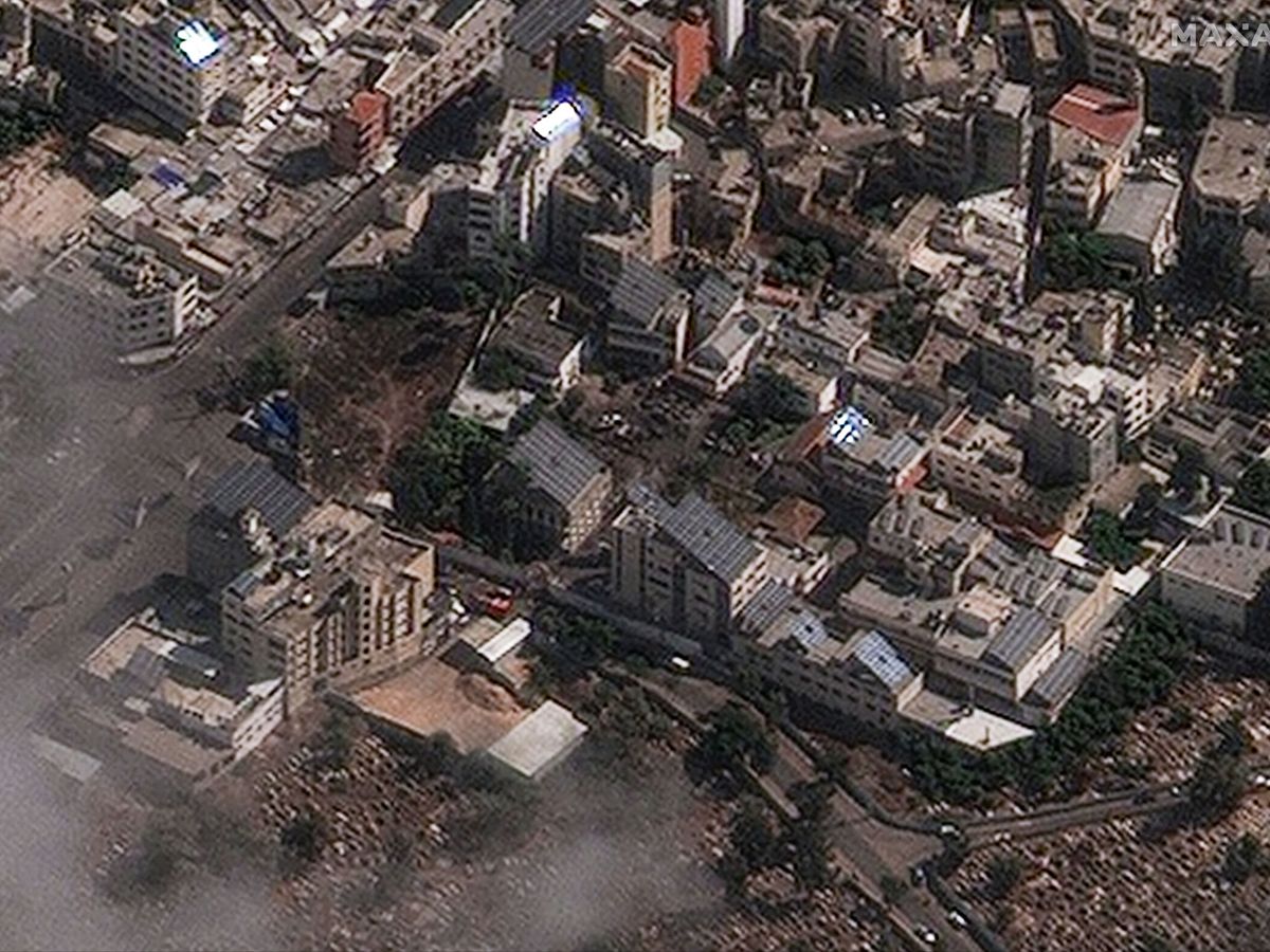 Foto: Imagen satélite del hospital de Gaza después de la explosión. (Reuters/Maxar)