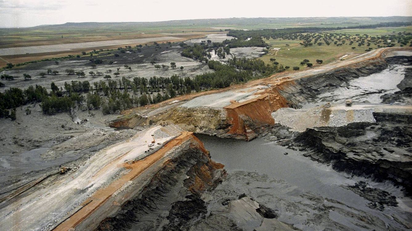 Rotura de la balsa de residuos tóxicos de la mina de Aznalcollar el 25 de abril de 1998. (EFE/Jose Manuel Vidal)