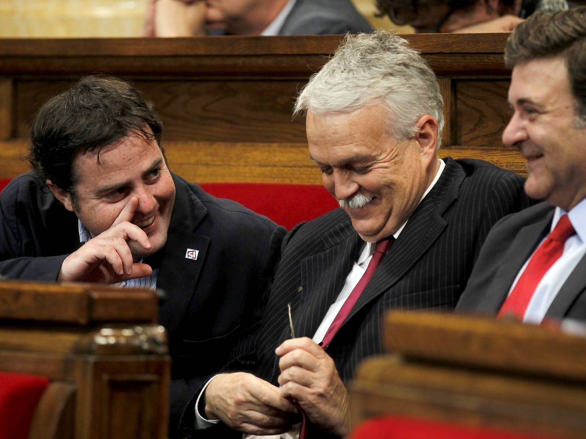 Foto: Uriel Bertrán (izquierda), entonces diputado por Solidaritat per la Independendencia, en una imagen tomada en el Parlament de Cataluña en 2011. (EFE/Alberto Estévez)