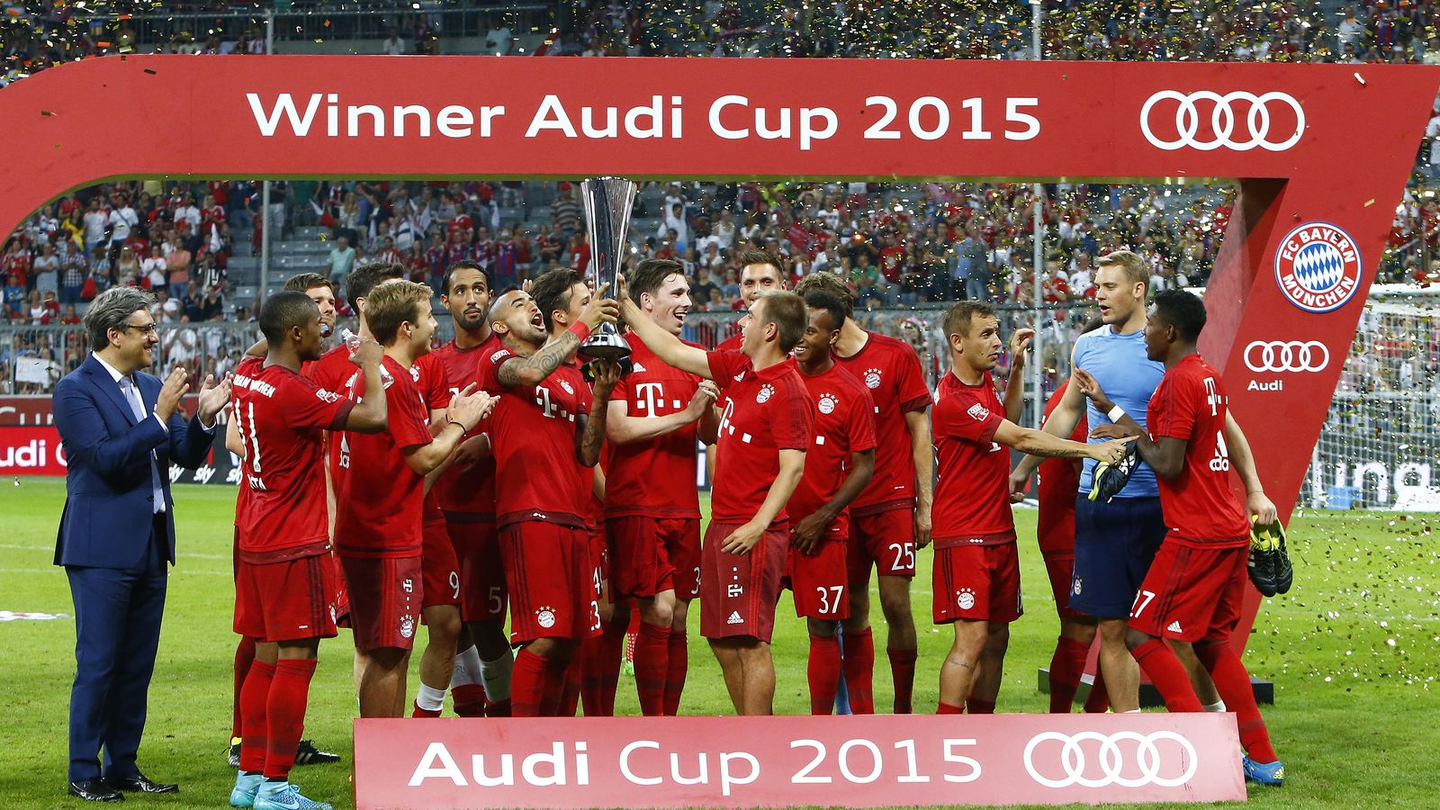 Foto: Los jugadores del Bayern, con el trofeo de ganadores (Reuters)
