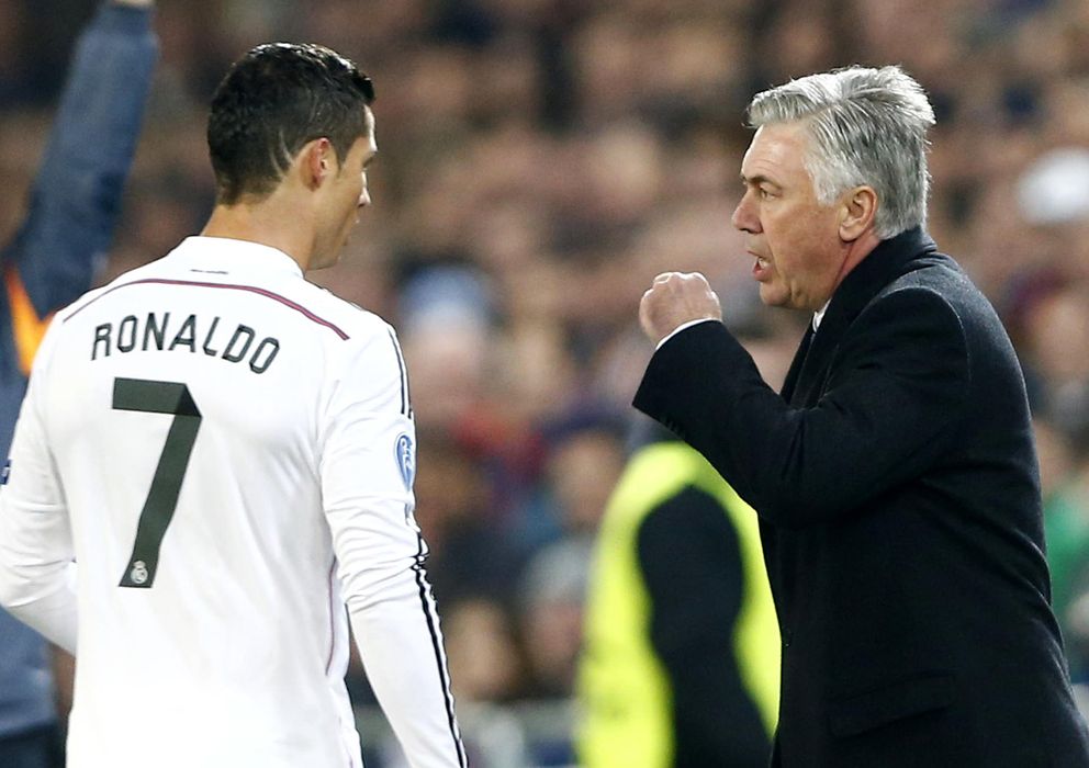 Foto: Carlo Ancelotti dando indicaciones a Cristiano Ronaldo.