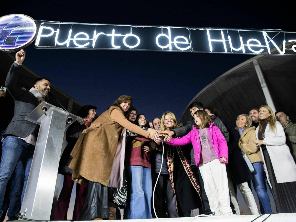 Foto: La presidenta del puerto de Huelva, Pilar Miranda (en el centro, de negro), en el encendido de la iluminación navideña. (Cedida)