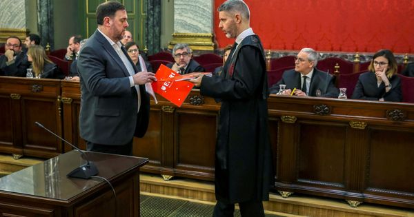 Foto: Oriol Junqueras recoge un documento en el juicio del 'procés'. (Reuters)