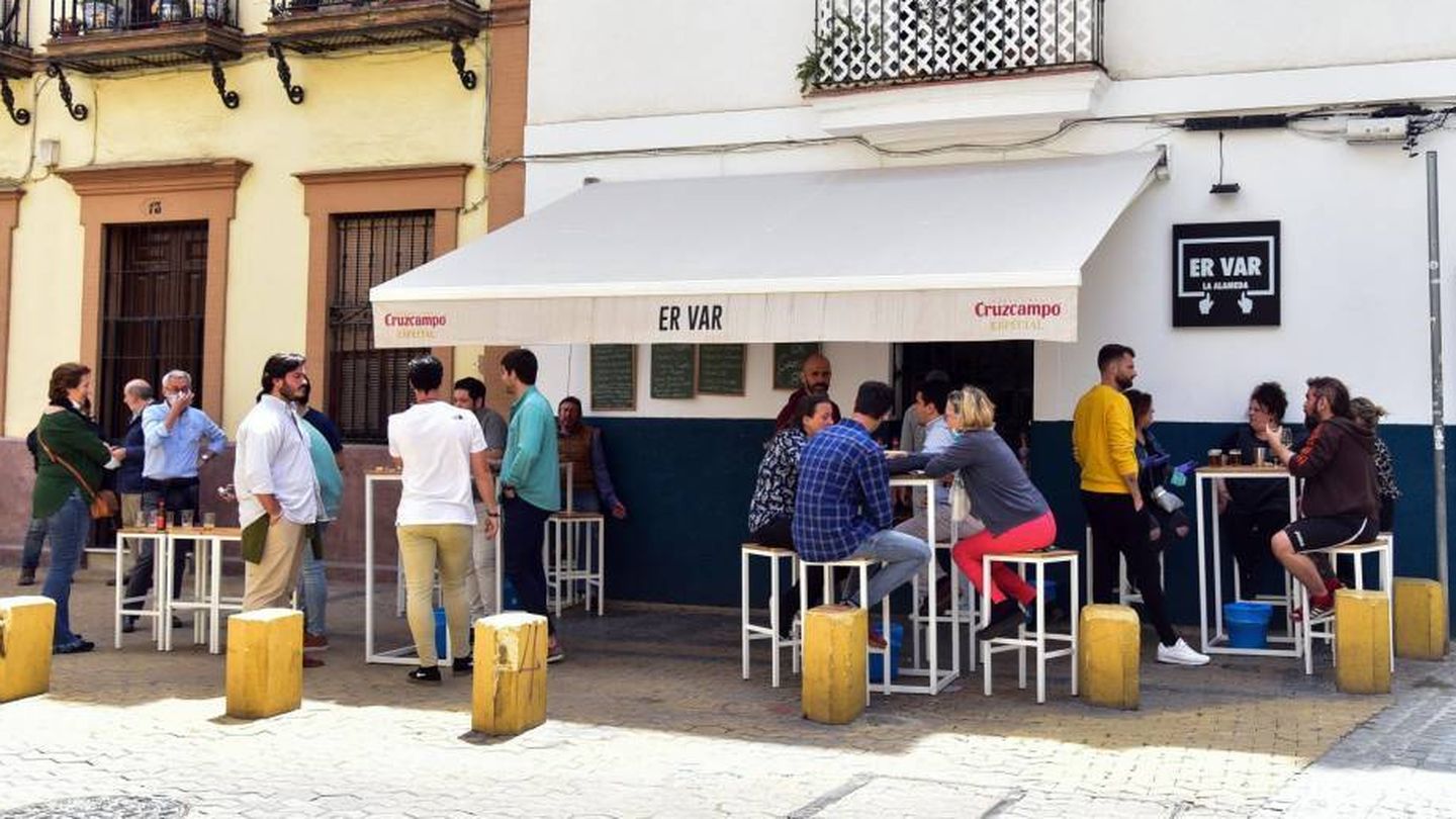 Terraza de un bar de Sevilla el primer día de la fase 1. (Cordon Press)