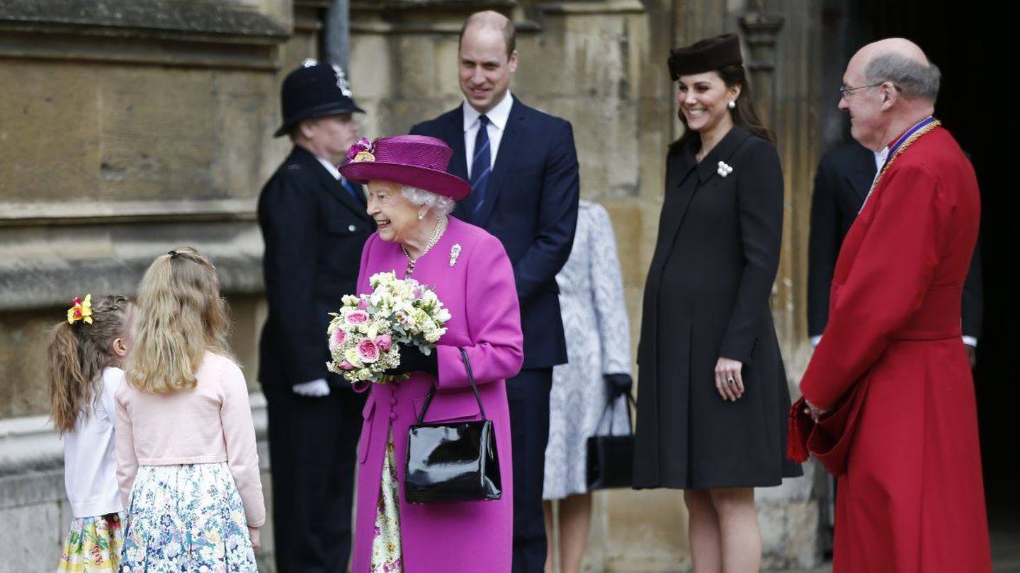 La reina Isabel y los duques de Cambridge, en el servicio religioso del año pasado. (Getty)