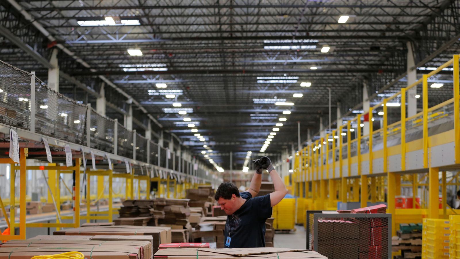 Foto: Un trabajador de Amazon en sus oficinas de Robinsville (Nueva Jersey) se estira. (Reuters)