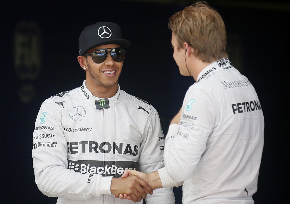Foto: Lewis Hamilton y Nico Rosberg se felicitan por el doblete de este sábado.
