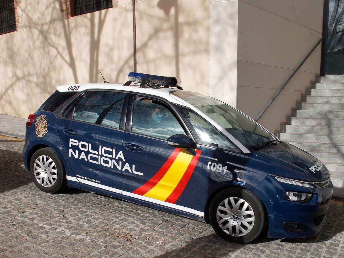 Foto: Coche de la Policía Nacional en Alcoy, Alicante. (EFE)