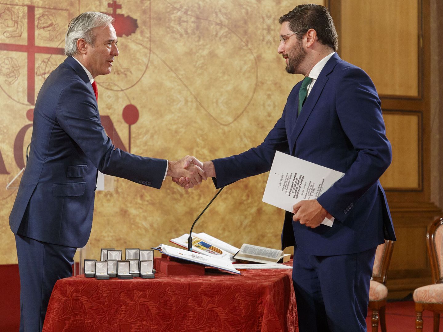 Jorge Azcón (i), Presidente de Aragón, estrecha la mano de su Vicepresidente Primero, Alejandro Nolasco (D). (EFE/Javier Belver)