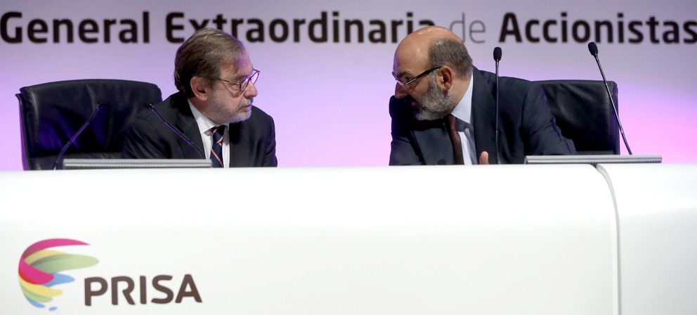  Juan Luis Cebrián, conversa con el consejero delegado del Grupo Prisa, Fernando Abril-Martorell. (EFE)