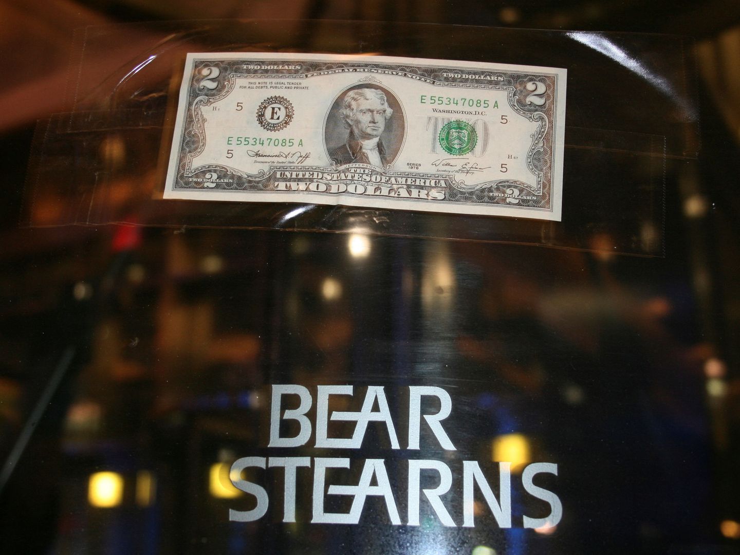 Un billete pegado en la entrada del quebrado Bear Stearns. (Reuters)