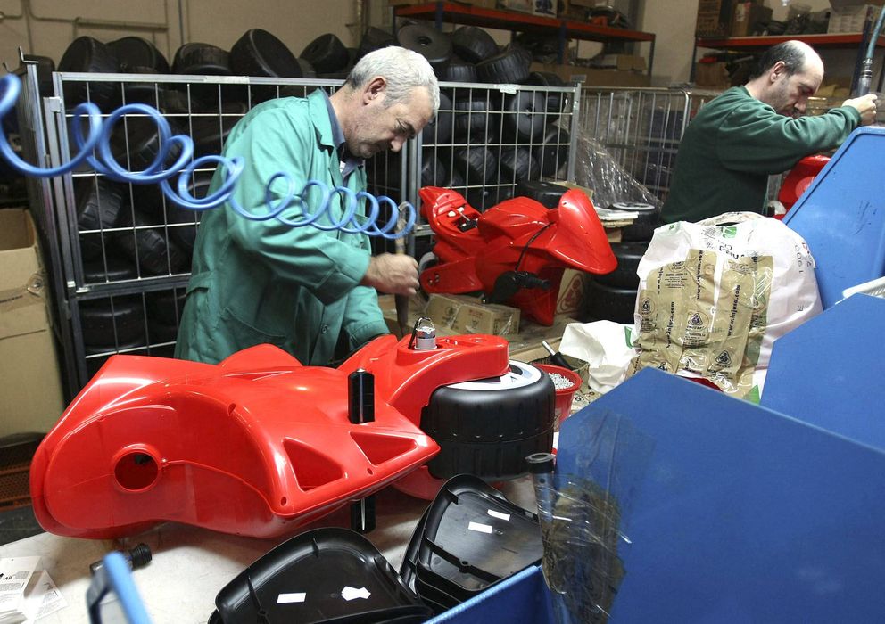 Foto: Dos trabajadores de una cadena de montaje de juguetes preparan los artículos para la campaña de Navidad. (EFE)