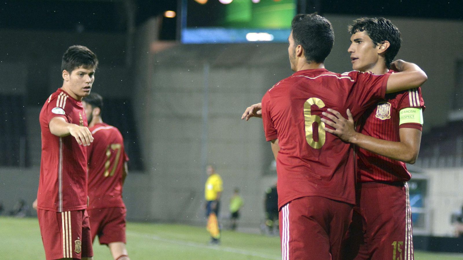 Foto: España celebra uno de sus goles (Efe).