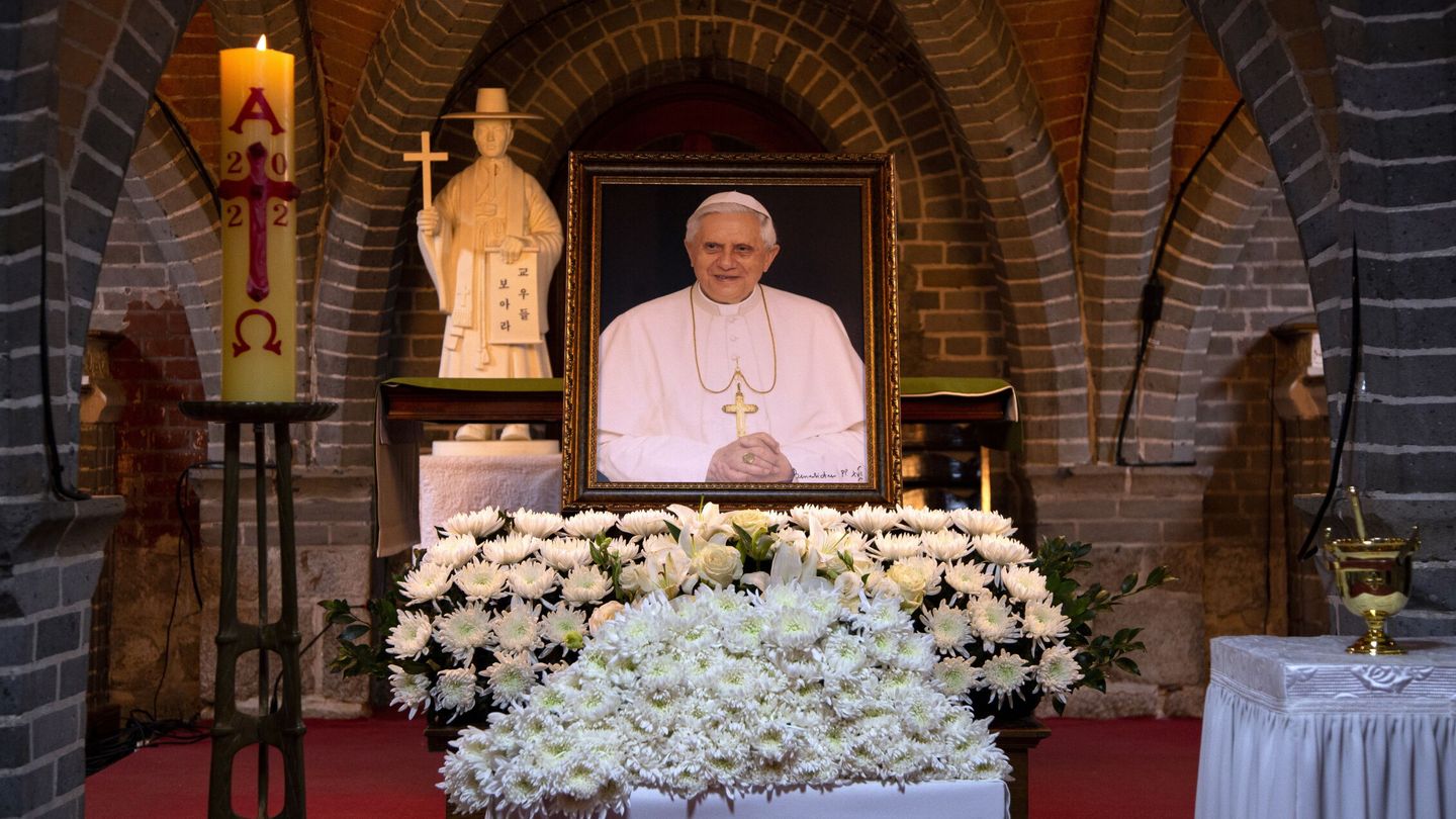 Capilla ardiente del papa Benedicto XVI. (EFE/EPA/Jeon Heon-Kyun)