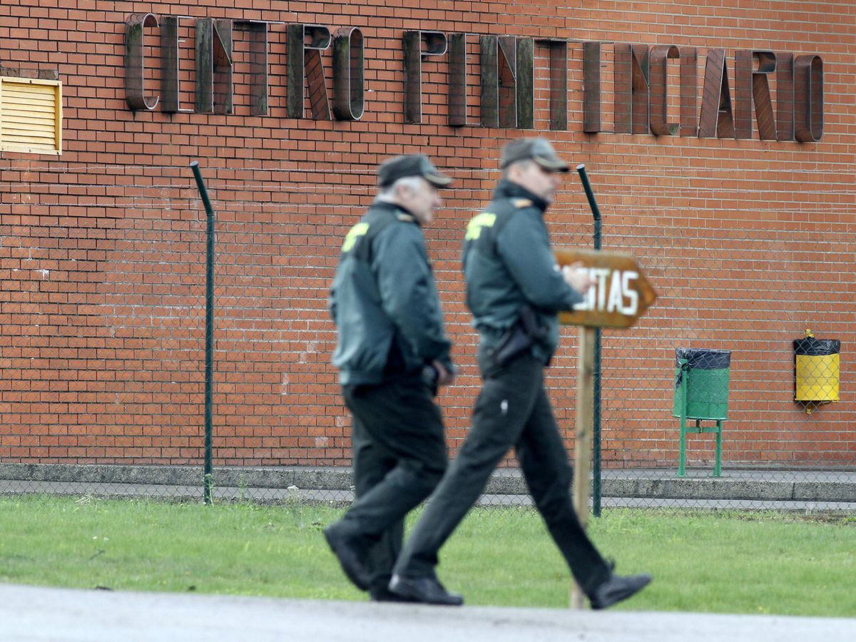 Foto: Dos guardias civiles, en las inmediaciones de la cárcel de Teixeiro (A Coruña). (EFE)