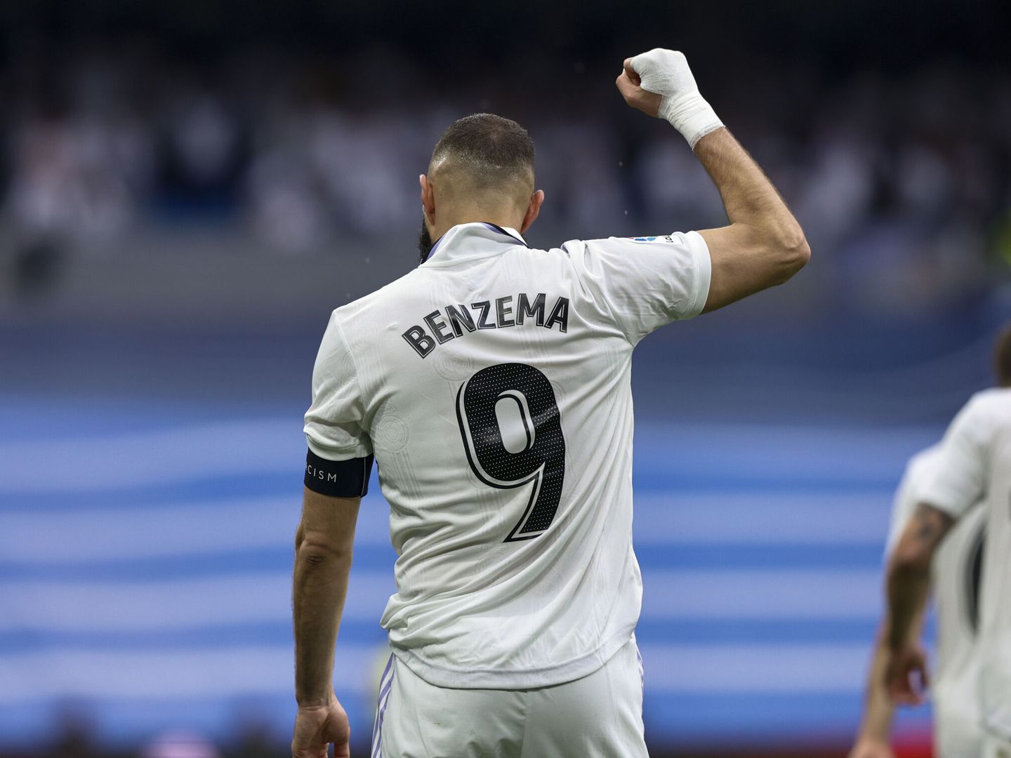 Benzema, puño en alto, celebra un gol del Real Madrid en el Bernabéu.