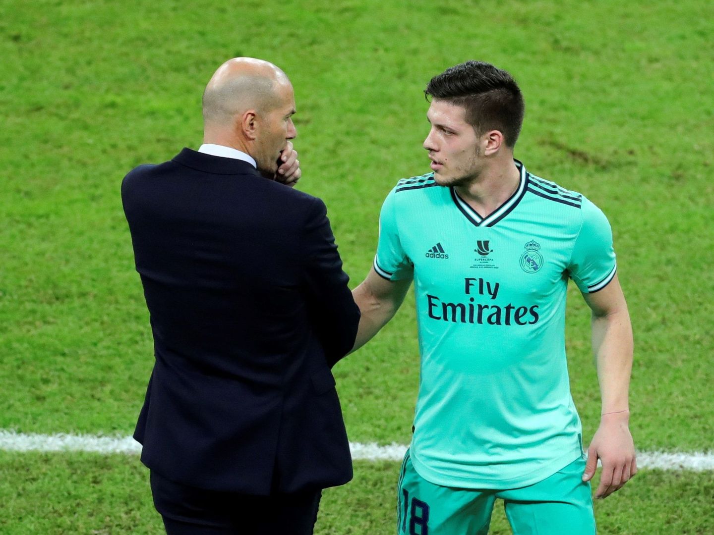 Zidane se dirige a Jovic tras sustituirle en un partido de Liga. (EFE)