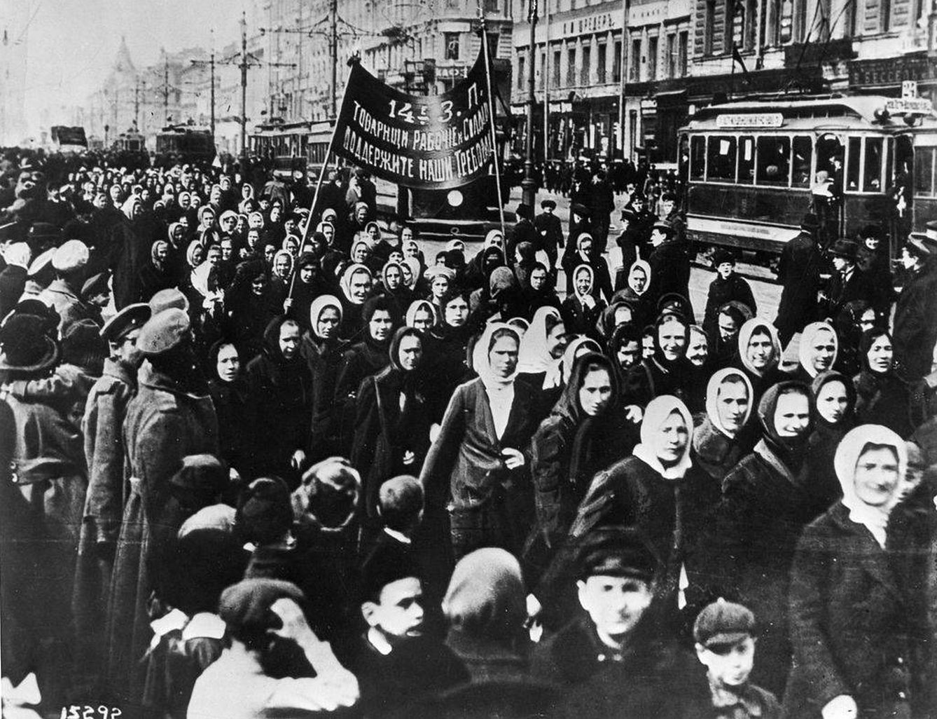 Manifestación en el Día de la Mujer en Petrogrado en 1917, inicio de la revolución que llevó a la caída del zar | Museo Estatal de Historia Política de Rusia