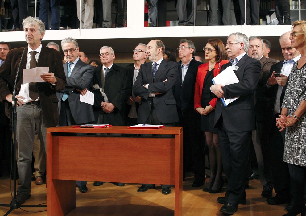 Foto: El científico Juan Luis Arsuaga pronuncia unas palabras durante la firma del acuerdo ante Rosa Díez, Pérez Rubalcaba y Cayo Lara, entre otros (EFE)