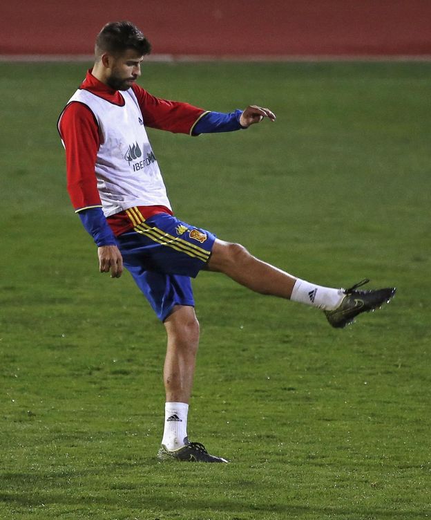 Foto: Gerard Piqué en el entrenamiento de la Selección (Reuters).