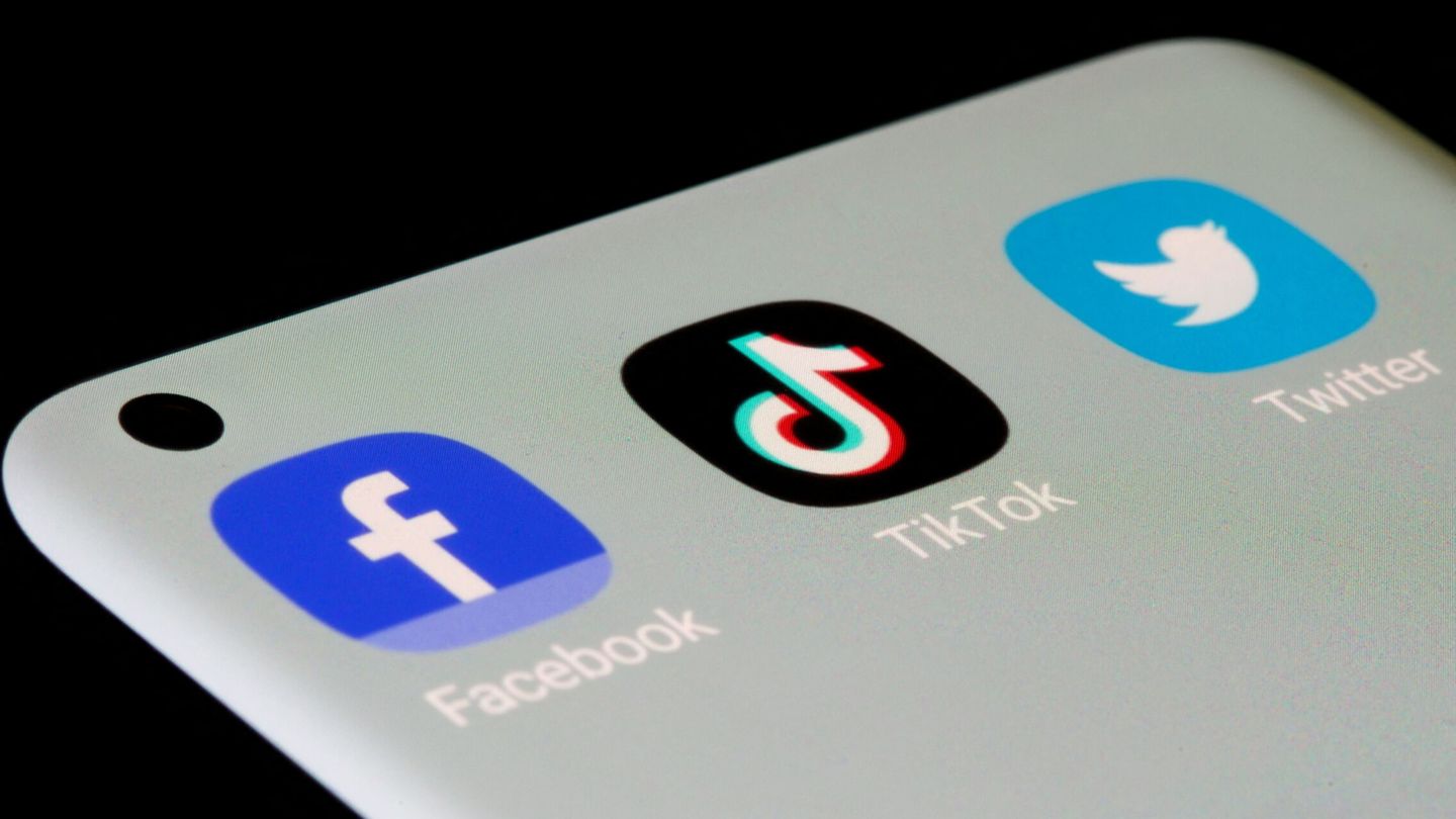 China adquiere billones de datos constantemente de Facebook, Twitter y TikTok.
