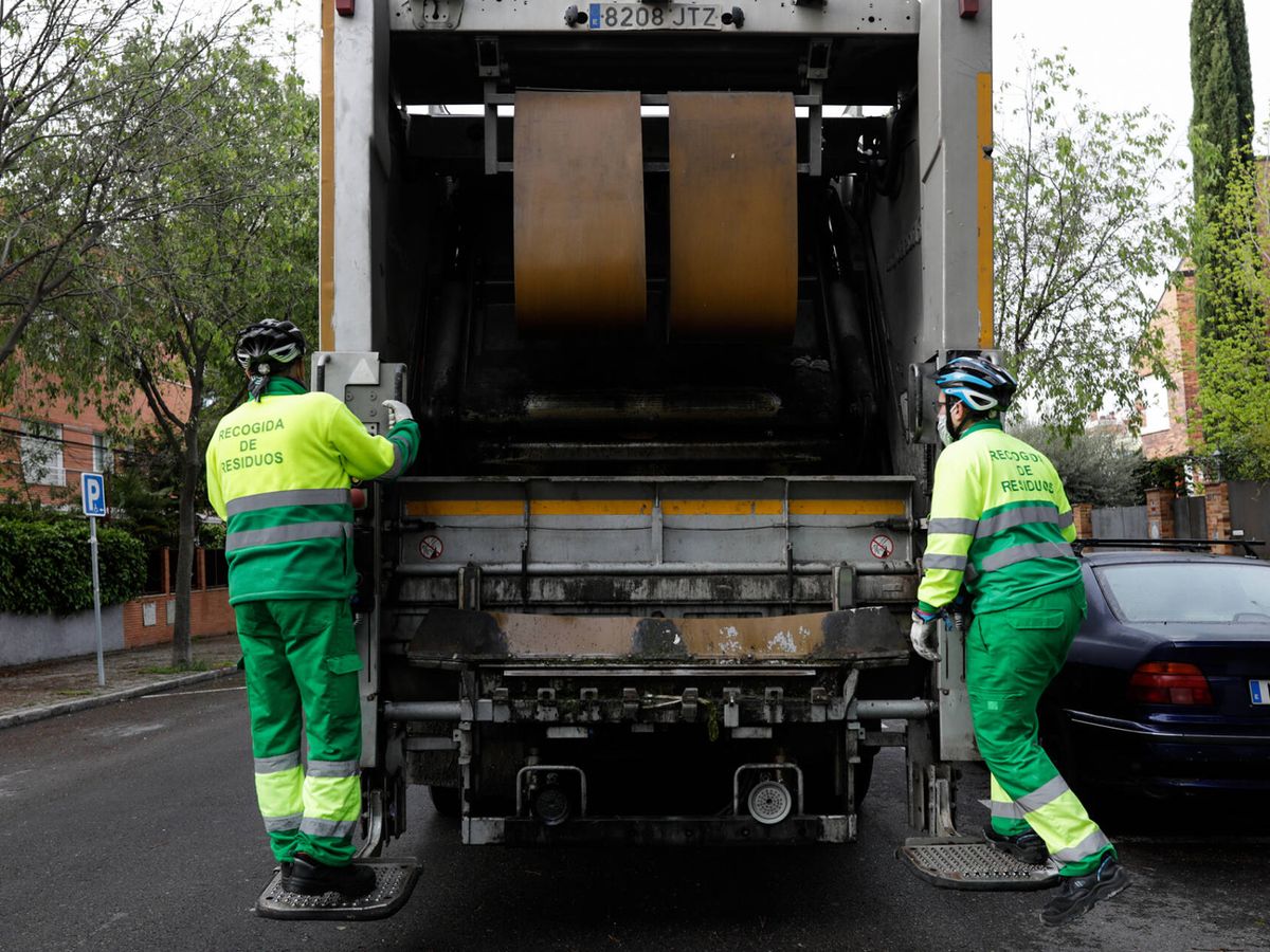 Foto: Dos operarios en un camión de recogida de basuras. (Europa Press/Jesús Hellín)