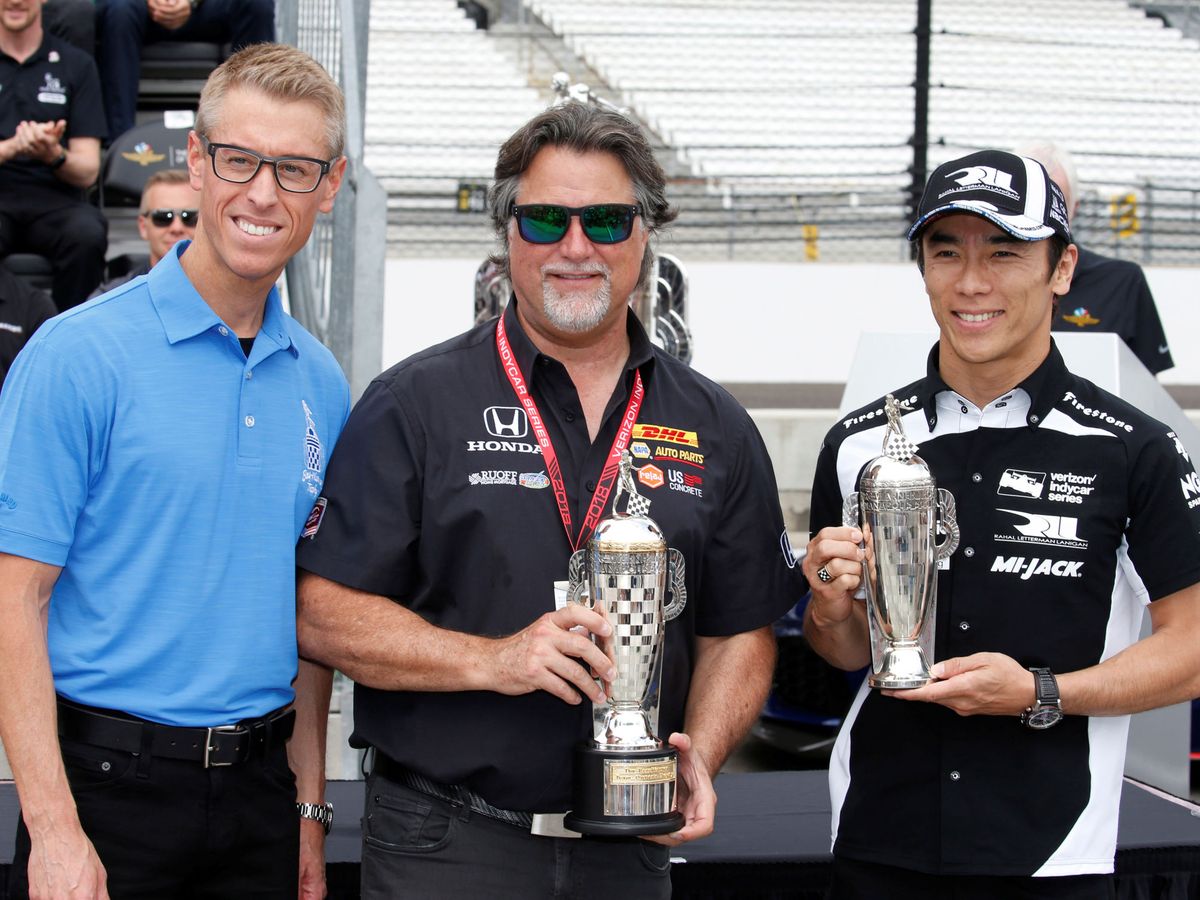 Foto: Michael Andretti, en el centro de la imagen, junto a Takuma Sato. (Efe)