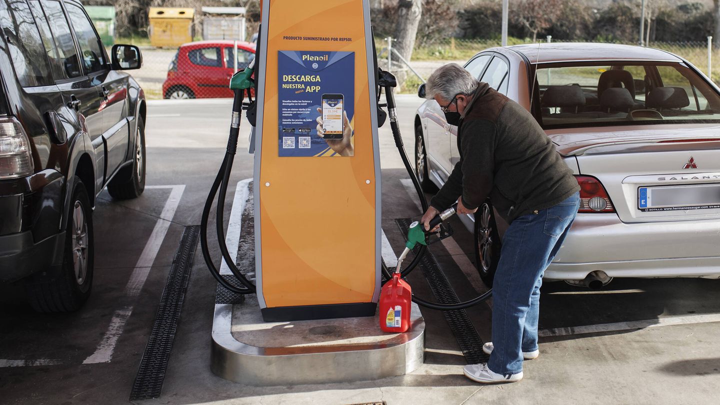 Uno de los clientes de la Plenoil de Guadarrama llena un bidón de combustible, después de llenar el tanque de su coche. (A. M. V.)