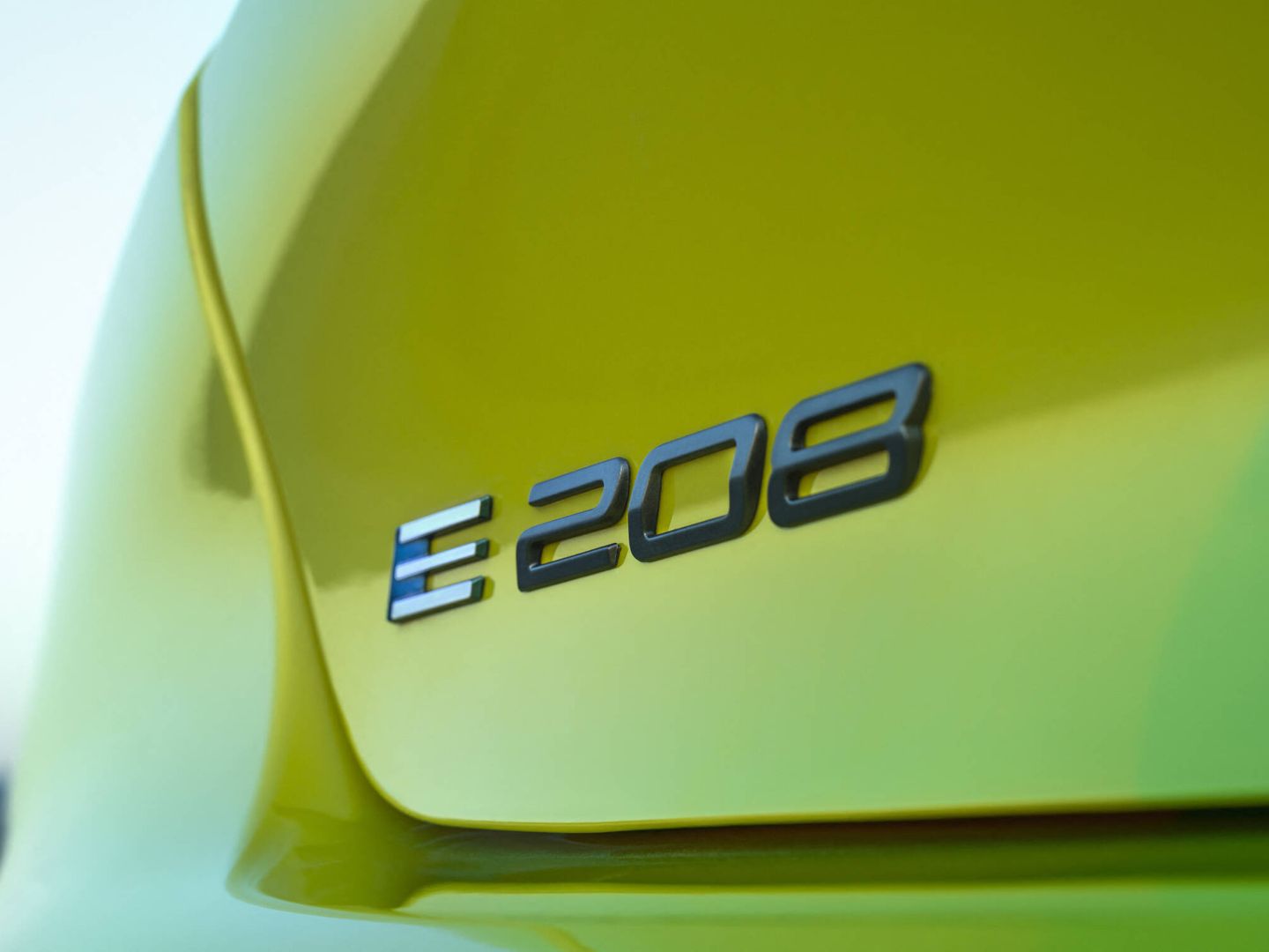 A diferencia del resto de versiones, en el e-208 la letra 'E' luce en azul y blanco.