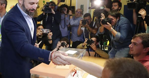 Foto:  El presidente de VOX y candidato a la presidencia del Gobierno, Santiago Abascal, ejerciendo su derecho al voto