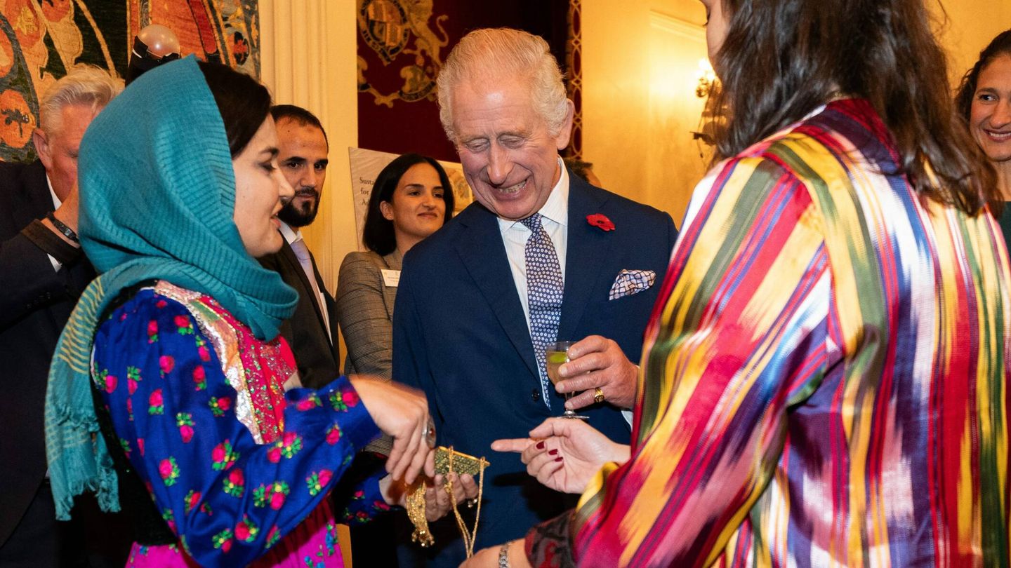 El rey Carlos, con la amapola en la solapa de su chaqueta en la recepción de este miércoles. (CP)
