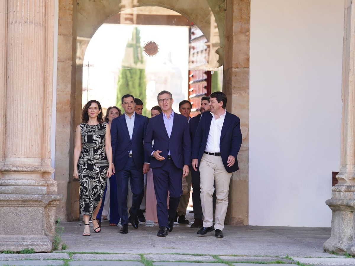 Foto: El líder del PP, Alberto Núñez Feijóo, junto a varios presidentes autonómicos del PP en Salamanca. (Europa Press/Manuel Ángel Laya)