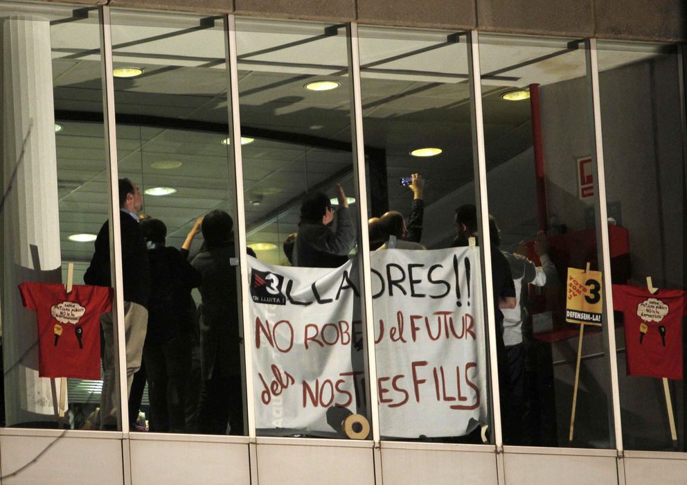 Foto: Trabajadores de TV3 bloquean a los directivos reunidos en Sant Joan Despí. (EFE)