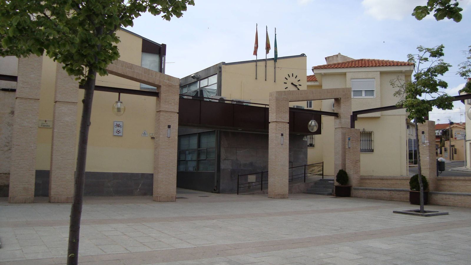 Foto: Fachada del Ayuntamiento de Serranillos del Valle, Madrid.