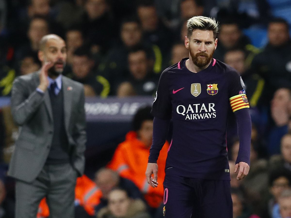 Foto: Messi, con Pep Guardiola al fondo, durante un enfrentamiento del Barça y el Manchester City. (Reuters)