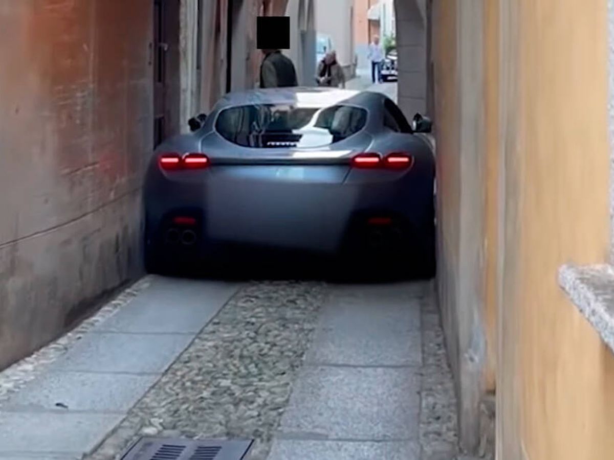 Foto: El Ferrari Roma se quedó encajado en el callejón (YouTube/SuperCarNews)