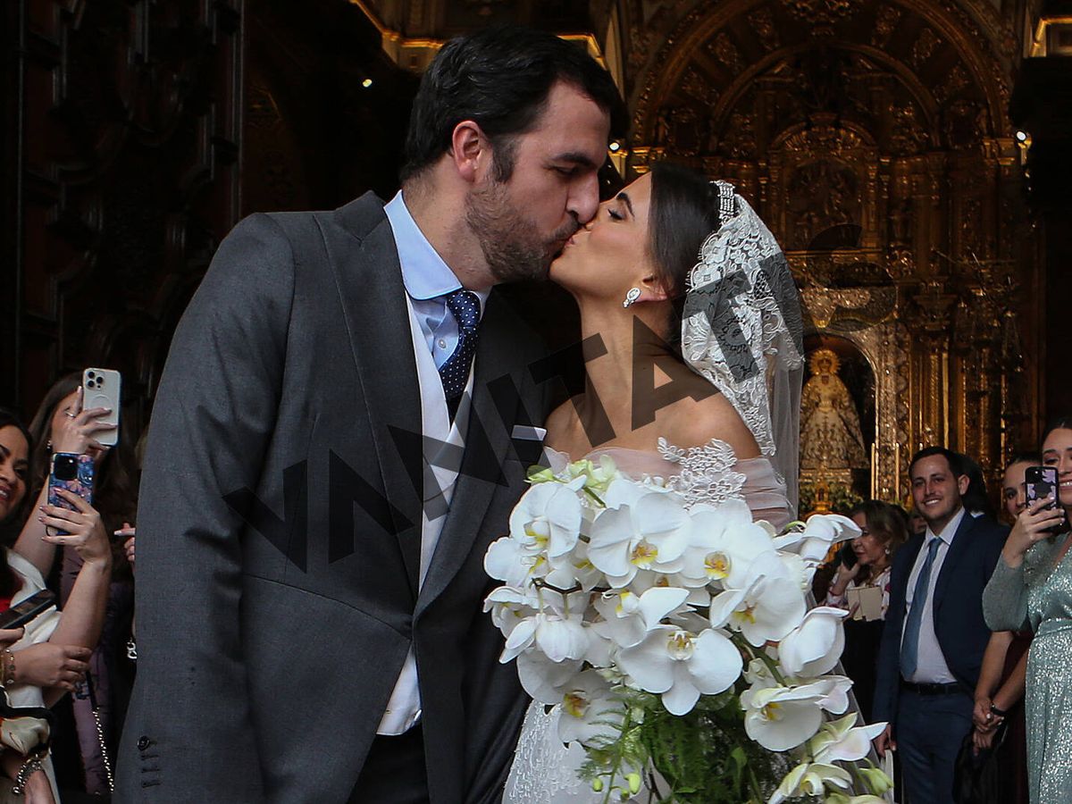 Foto: El primer beso de los novios, ya convertidos en marido y mujer. (Sevilla Press)