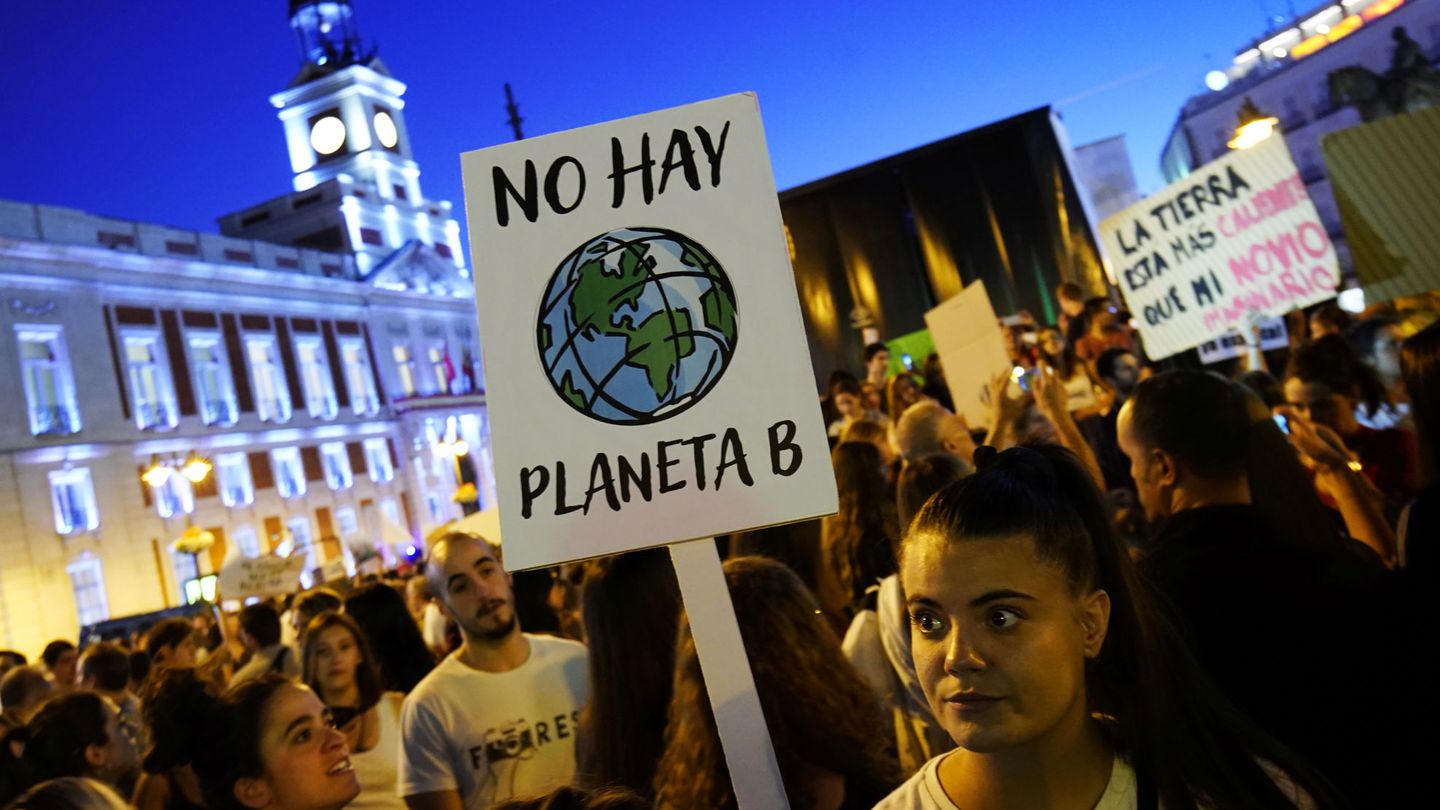 Jóvenes manifestándose en Madrid en defensa del planeta. (Reuters/J.Medina)