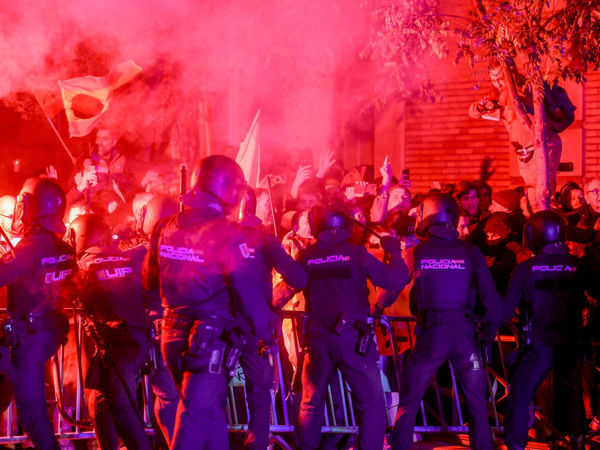 Foto: Concentración en Ferraz contra la ley de amnistía. (Europa Press/Ricardo Rubio)