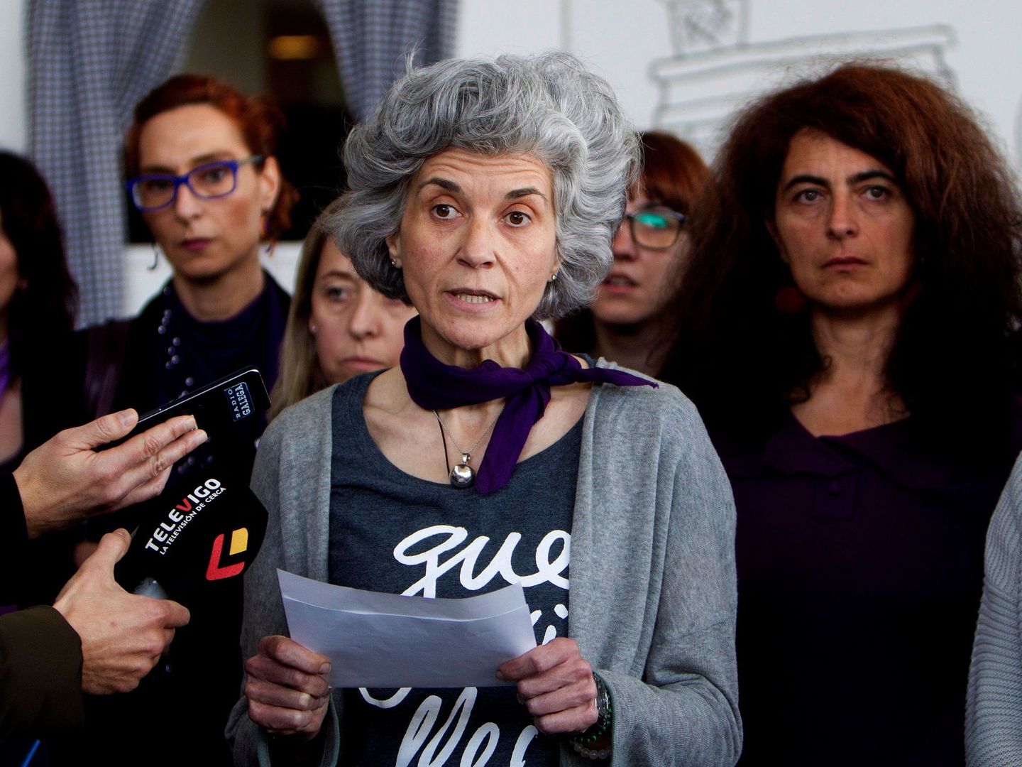 Concentración de profesoras en apoyo a las alumnas que han denunciado acoso en Escuela Superior de Arte Dramático de Galicia. (EFE)