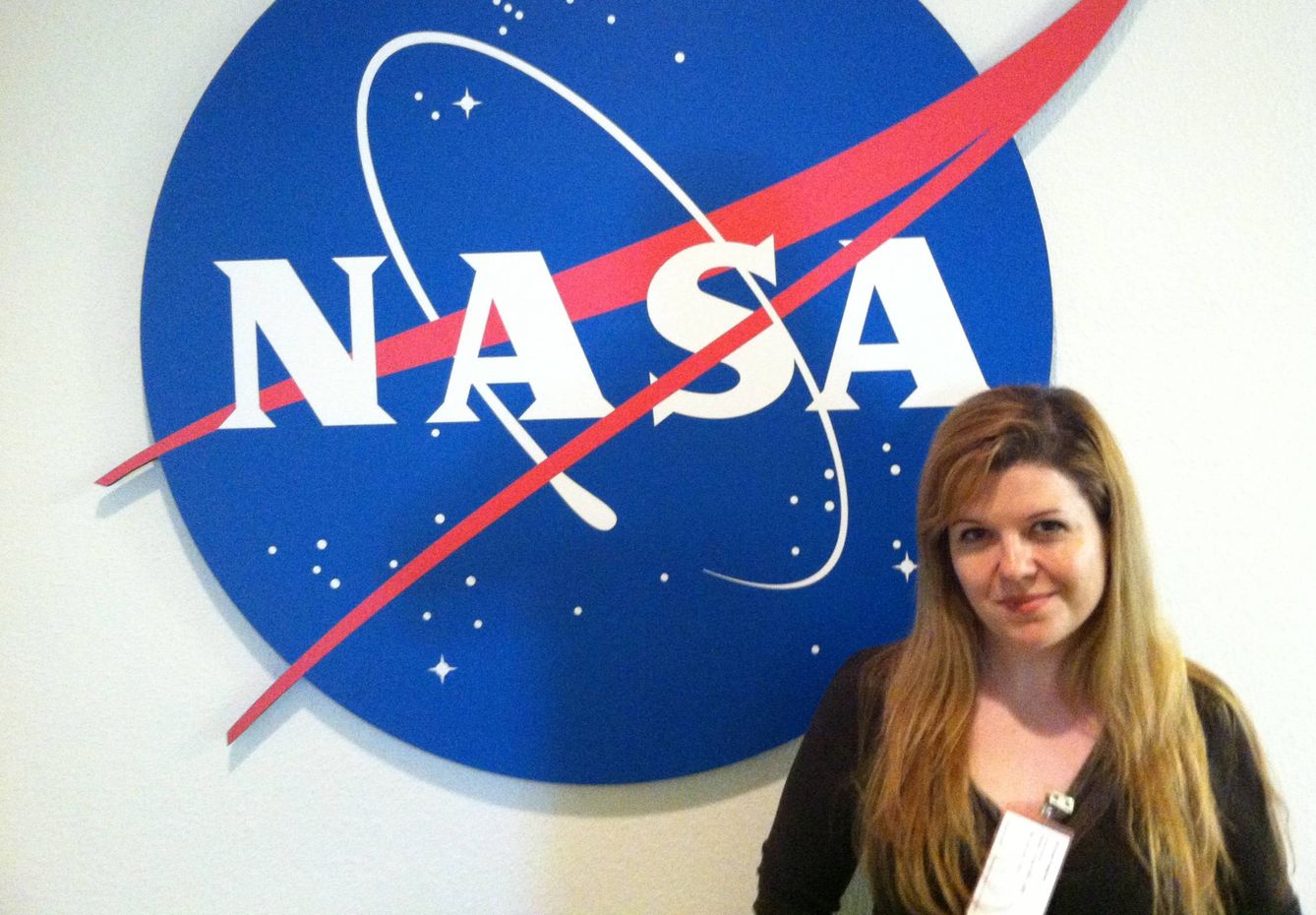Vanesa Gómez-González, posando en el Centro de Investigación Ames de la NASA, en Silicon Valley, California.