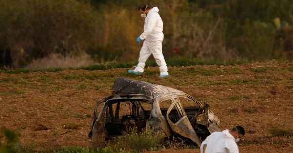 Foto: Forenses buscan pistas en la escena de la explosión que acabó con la vida de Daphne Caruana Galizia, en Bidnija, Malta. (Reuters)